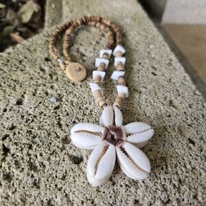 Natural bead and shell flower necklace Handmade